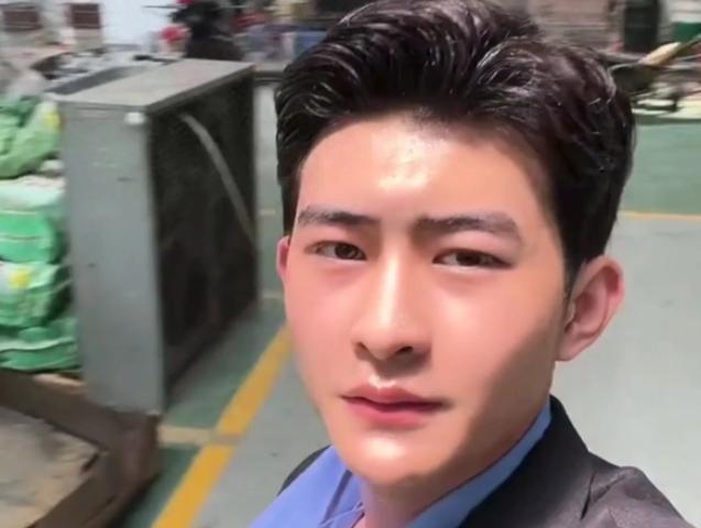 小伙酷似张翰，工厂打螺丝经典微笑假动作不断，网友：这是张焊