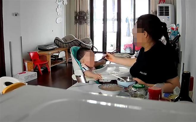 1岁宝宝遭保姆掌掴强行喂辣椒，脸部又淤青，在监控下嚎啕大哭！