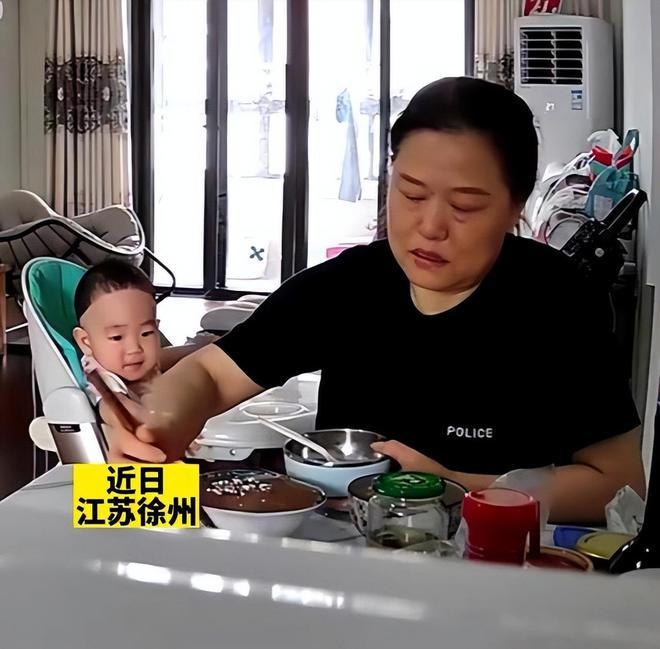 1岁宝宝遭保姆掌掴强行喂辣椒，脸部又淤青，在监控下嚎啕大哭！