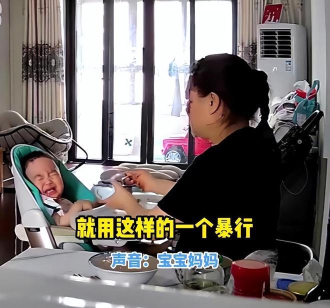 1岁宝宝遭保姆掌掴强行喂辣椒，脸部又淤青，在监控下嚎啕大哭！