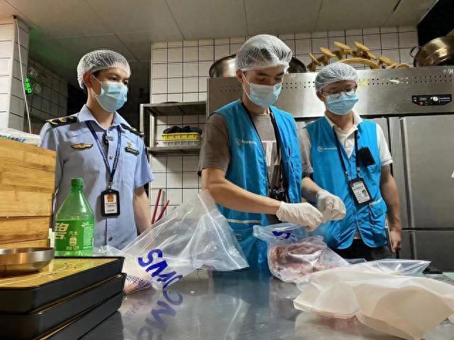 深圳一顾客称烤肉时流出粉色奶油状液体，商家：属正常现象……最新通报！