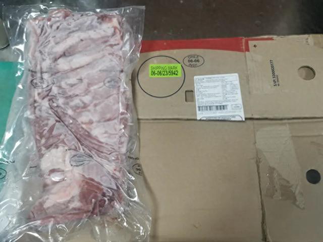 深圳一顾客称烤肉时流出粉色奶油状液体，商家：属正常现象……最新通报！