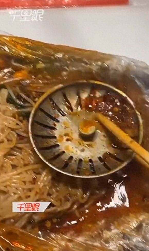 女生点外卖吃出地漏
