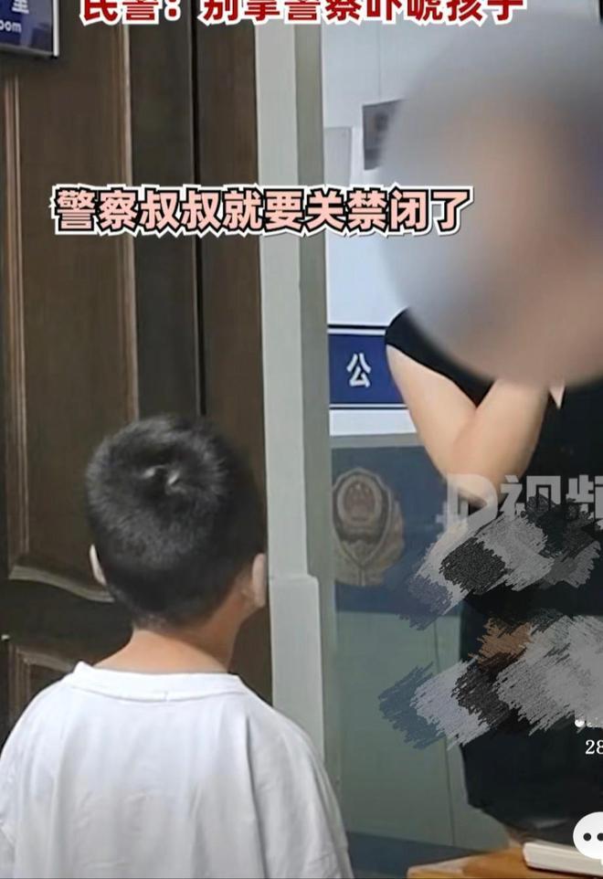 男孩多次偷拿玩具，被妈妈领去派出所自首，网友：肯定是亲生的