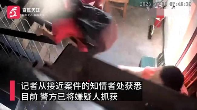 伪装快递员强行入室