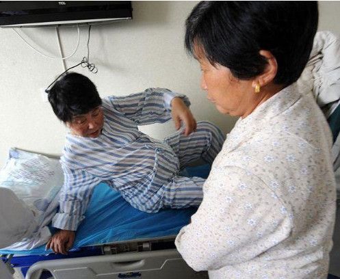 62岁产妇坚持生二胎，孩子出生后医生叹息，家人要当场给摔死