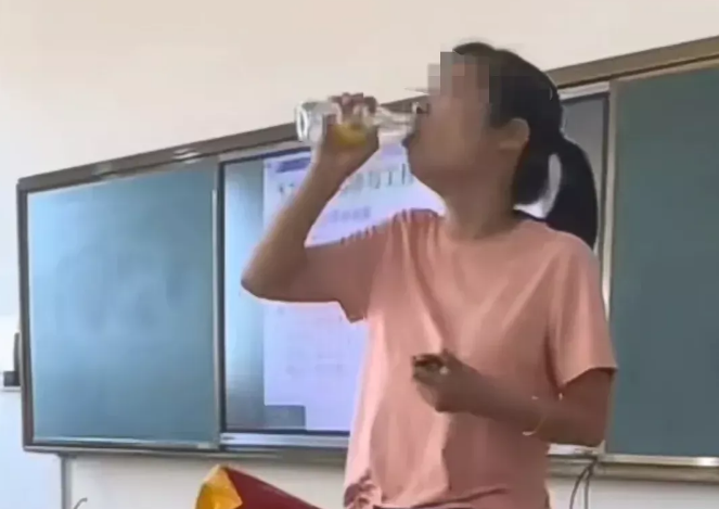 大学教授用罐头瓶子喝水塑料袋当包