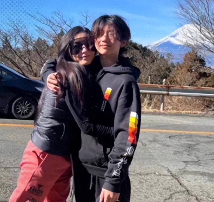 谢霆锋16岁儿子疑恋爱！女方貌美年龄大过婆婆，曝张柏芝气到住院