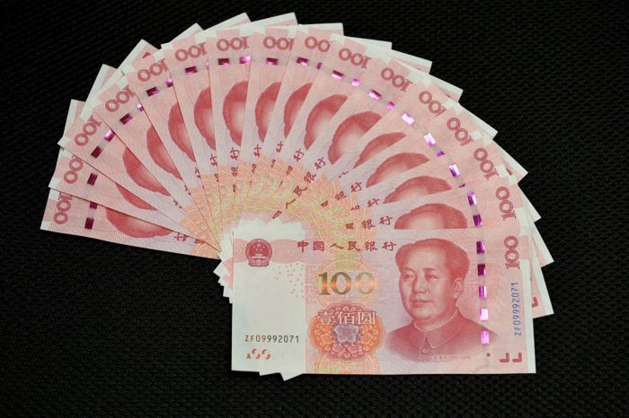 医生收到1箱牛奶发现是4万现金