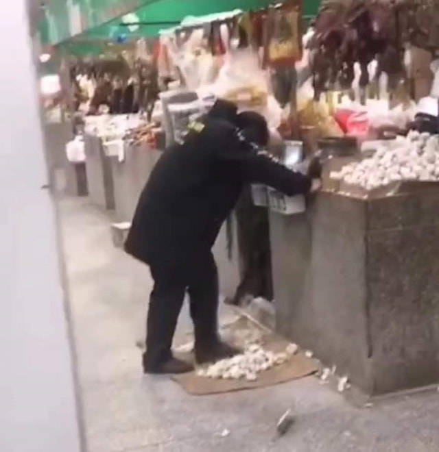 江西一菜市场摊主用脚给蒜分瓣扒皮，网友：既新鲜又热乎

