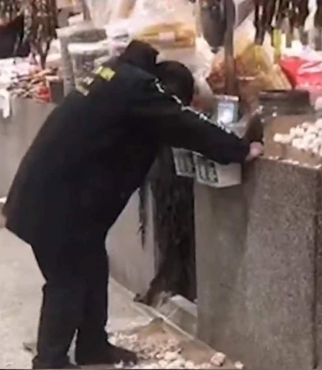 江西一菜市场摊主用脚给蒜分瓣扒皮，网友：既新鲜又热乎

