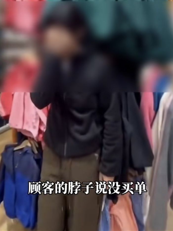 优衣库员工掐顾客脖子将其拖到收银台？门店称总部有专人处理