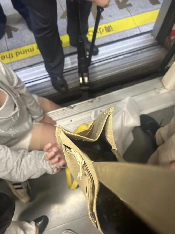 突发！地铁一乘客被卡站台与列车缝隙！紧急提醒→