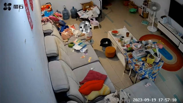 女子跪求丈夫上厕所要关门