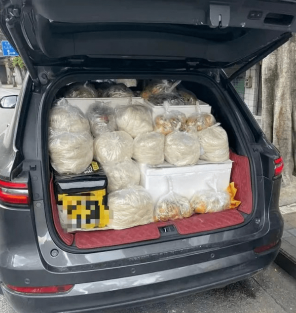 广东游客打包242碗柳州螺蛳粉，开车7小时带回家，店主：五六个小时才打包好