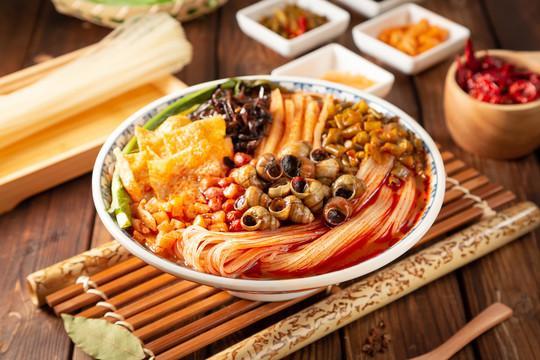 游客打包242碗柳州螺蛳粉回广东