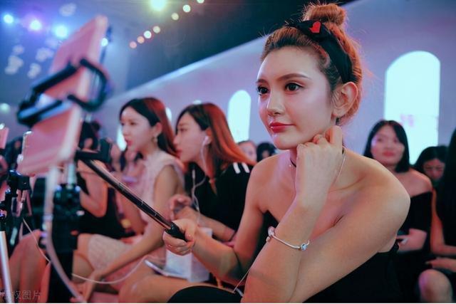 月薪6000小伙为见女主播打赏9000万