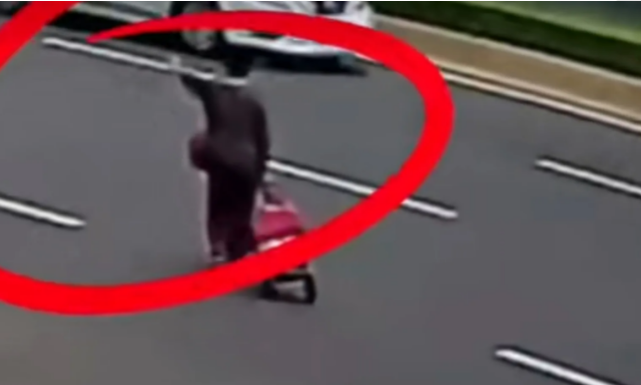 大妈打着手势横穿马路仍被撞飞