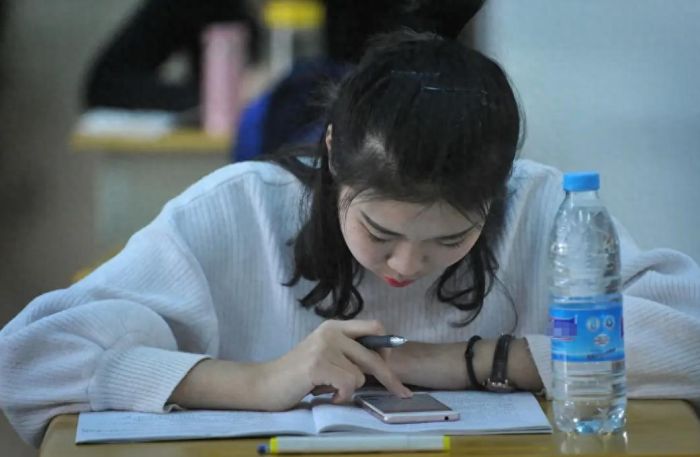 女生实习为男宾洗澡