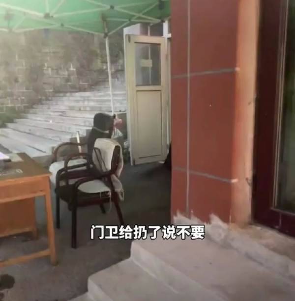 司机送回学生遗落衣服被保安丢掉