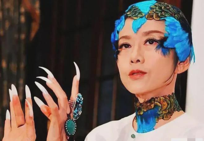 杨丽萍孔雀舞持续热搜，本人回应“大尺度”设置又一次引起争议！