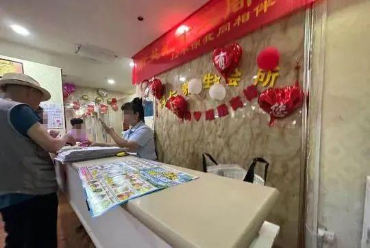 本想免费体验洗脚，韩城老太却禁不住劝办了上万元的卡！想退费还遭拒……
