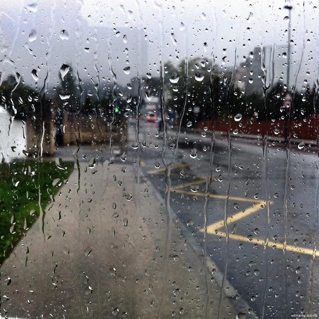 雷雨天女子在家录视频险些被雷劈
