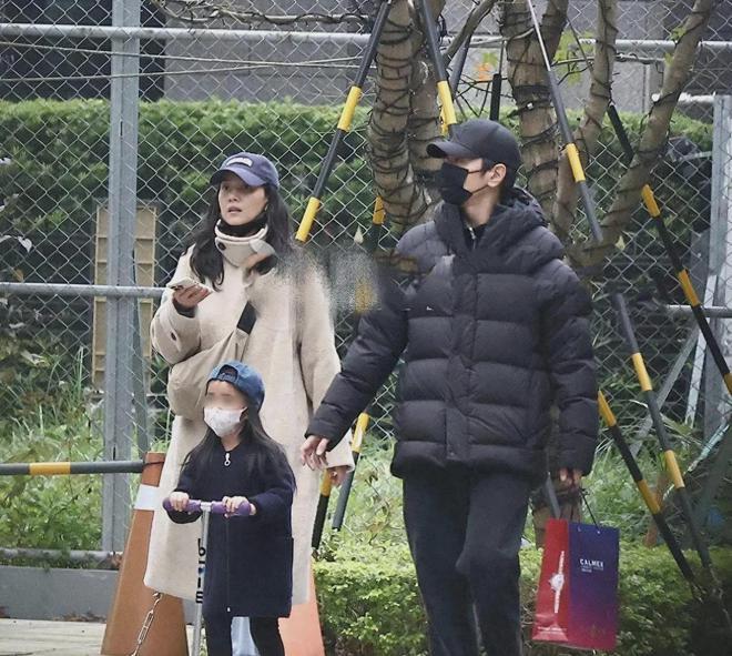 赵又廷推婴儿车接女儿放学，女儿颜值神似高圆圆