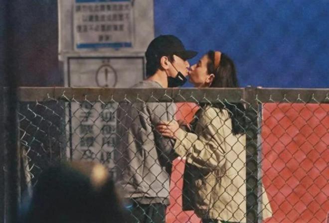 赵又廷推婴儿车接女儿放学，女儿颜值神似高圆圆