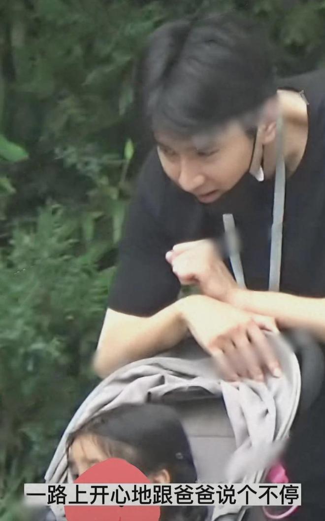 赵又廷推婴儿车接女儿放学，女儿颜值神似高圆圆