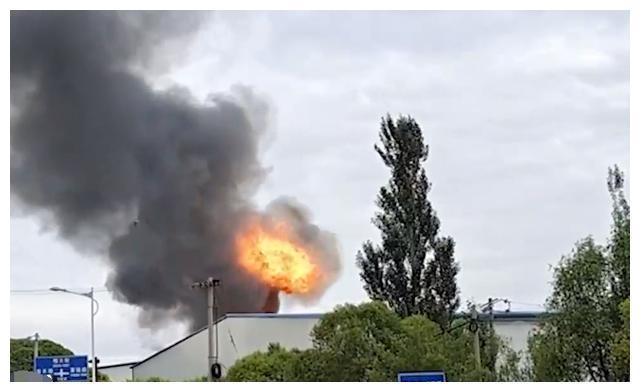 河北一工厂爆燃腾起巨型火球