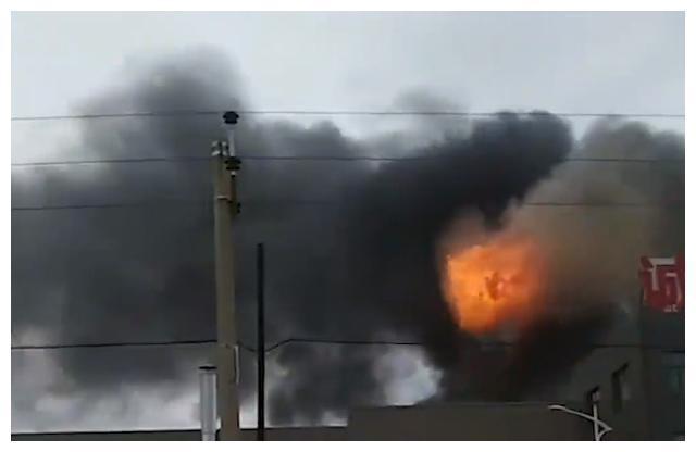 河北一工厂爆燃腾起巨型火球