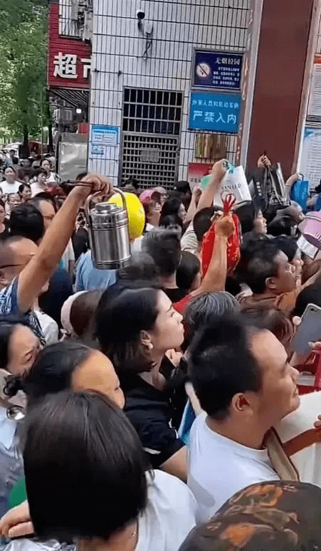 校门口人山人海！预制菜进校园后，家长们集体送饭

