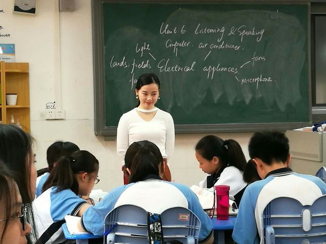 有学校开始裁减英语老师，孩子还要学好英语吗？建议您听胡锡进的