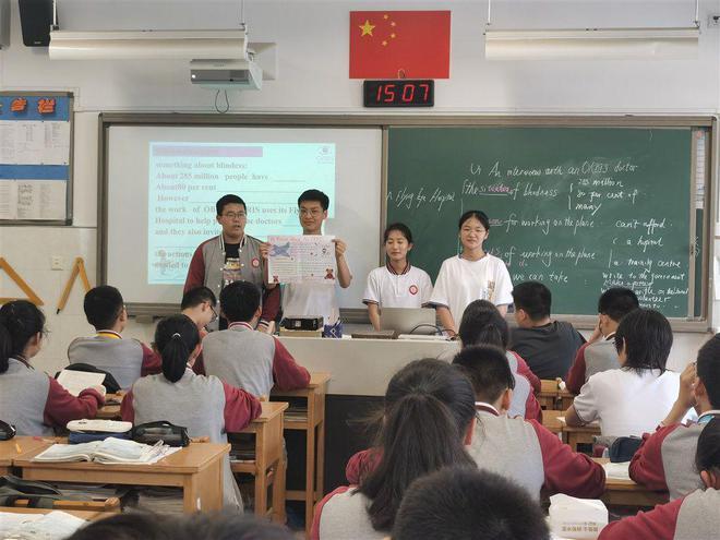 有学校开始裁减英语老师，孩子还要学好英语吗？建议您听胡锡进的