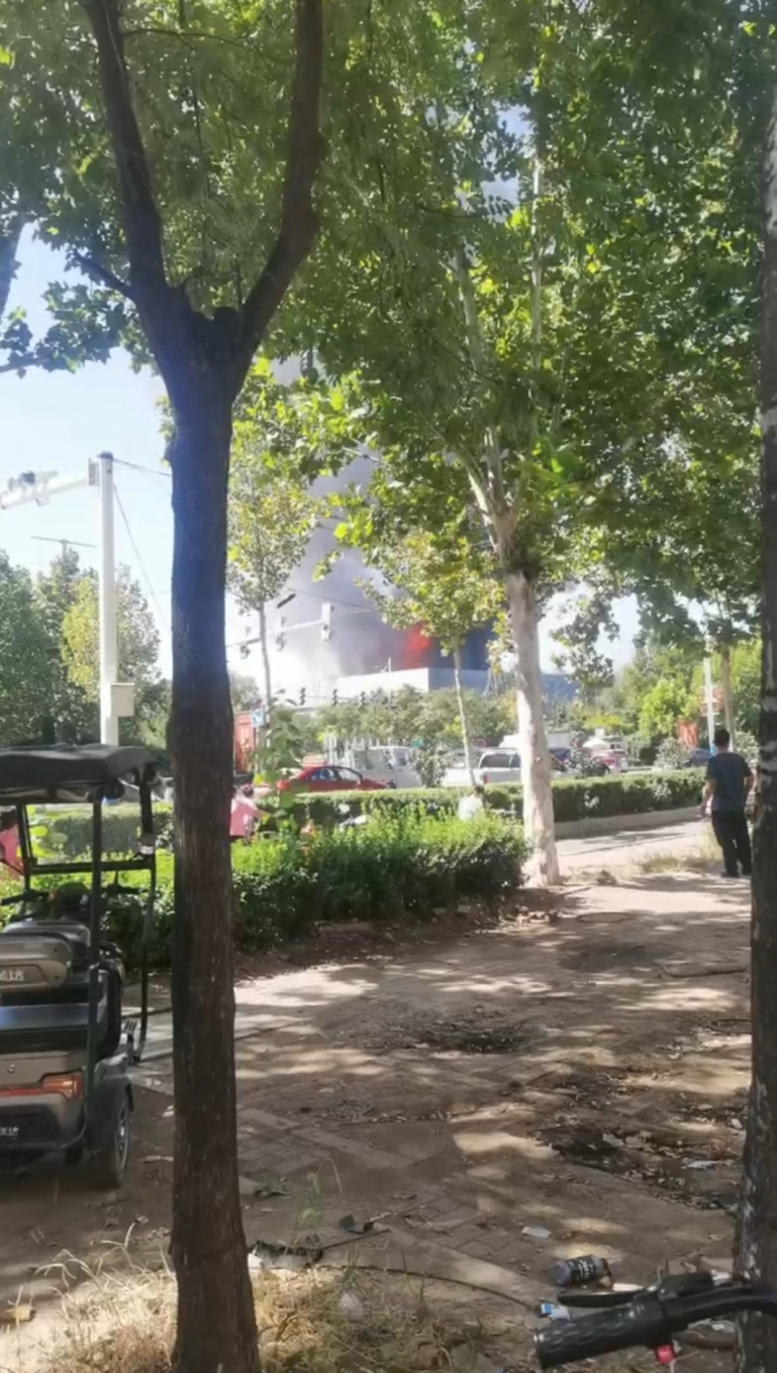 火光冲天！河北一工厂发生爆燃致2人死亡！相关人员已被控制