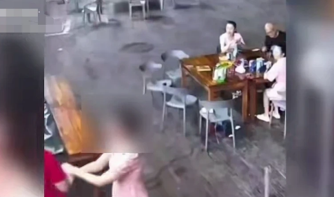 老板娘回应老板被女顾客搂抱