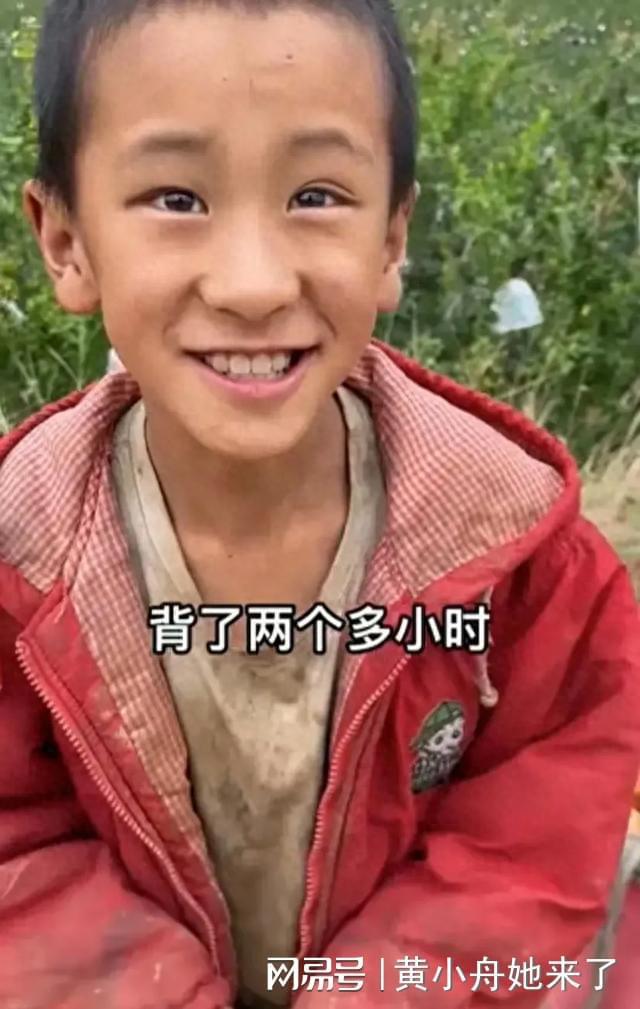 一个9岁小男孩和他的奶奶卖石榴，令人心酸，竟然是为了凑学费