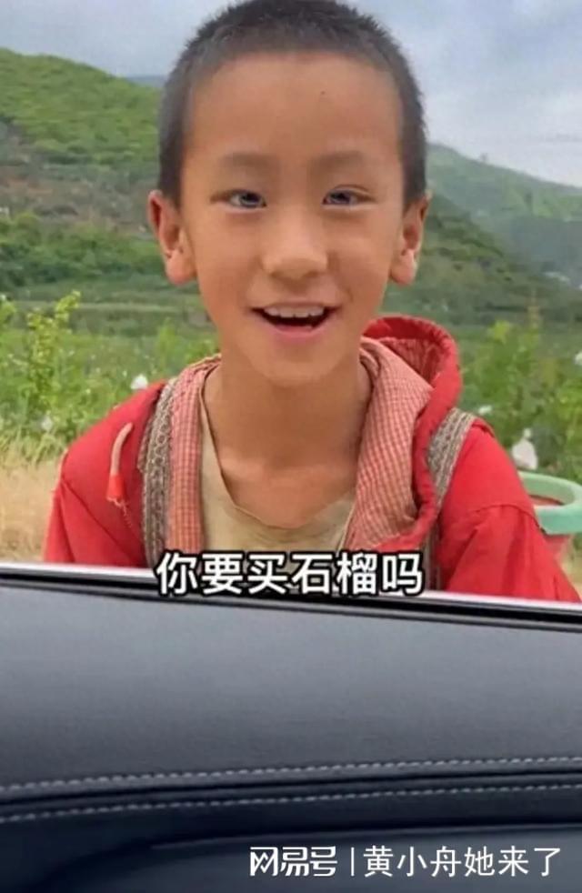 一个9岁小男孩和他的奶奶卖石榴，令人心酸，竟然是为了凑学费