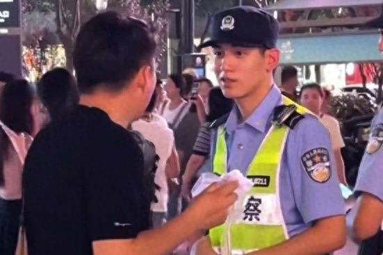 西湖执勤警察因长相帅气走红小哥回应：我是来为亚运会保驾护航的，有困难找警察，都一样帅！