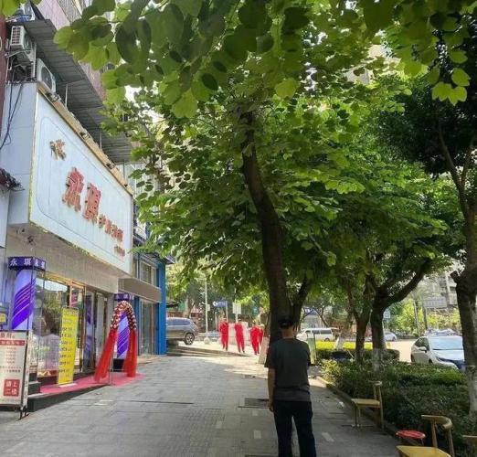 17岁女学生称实习被安排为男宾洗澡，警方介入