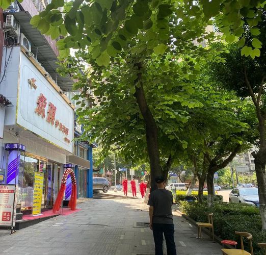 警方通报女生实习时为男宾洗澡