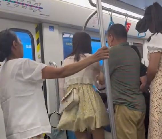 大妈一句话把吵架女子cpu干烧了