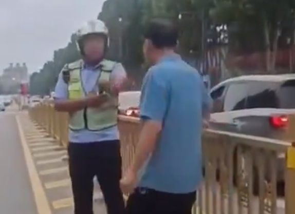 交警规劝男子遵守交规被打