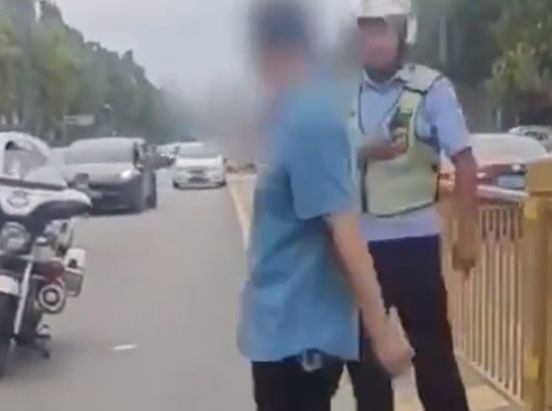 交警规劝男子遵守交规被打