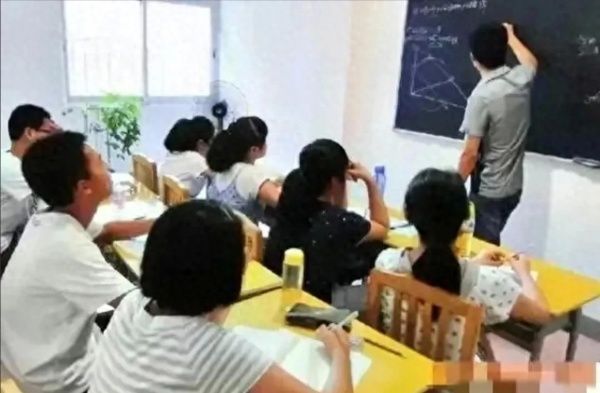 10月15日起，我国全面禁止线上线下的补习班