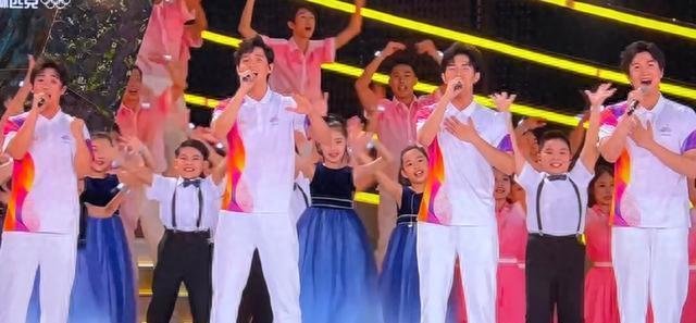 杭州亚运开幕式唱歌的四个帅哥是谁？为什么不两男两女？原唱呢？