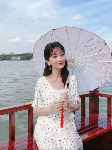 白娘子赵雅芝故地重游到西湖