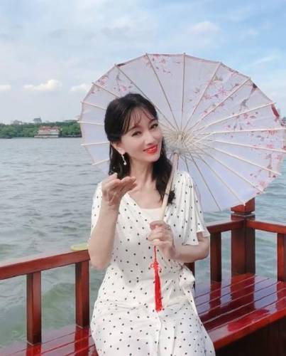 白娘子赵雅芝故地重游到西湖