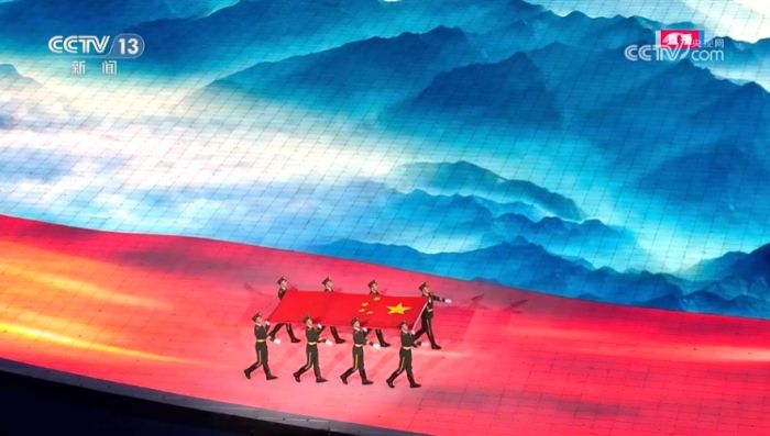 大美河山与五星红旗同框,惊艳